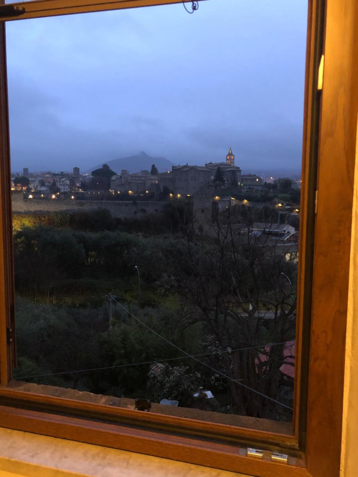 La Finestra Di Umberto Vicino Al Centro Con Parcheggio Privato Bed & Breakfast Viterbo Bagian luar foto